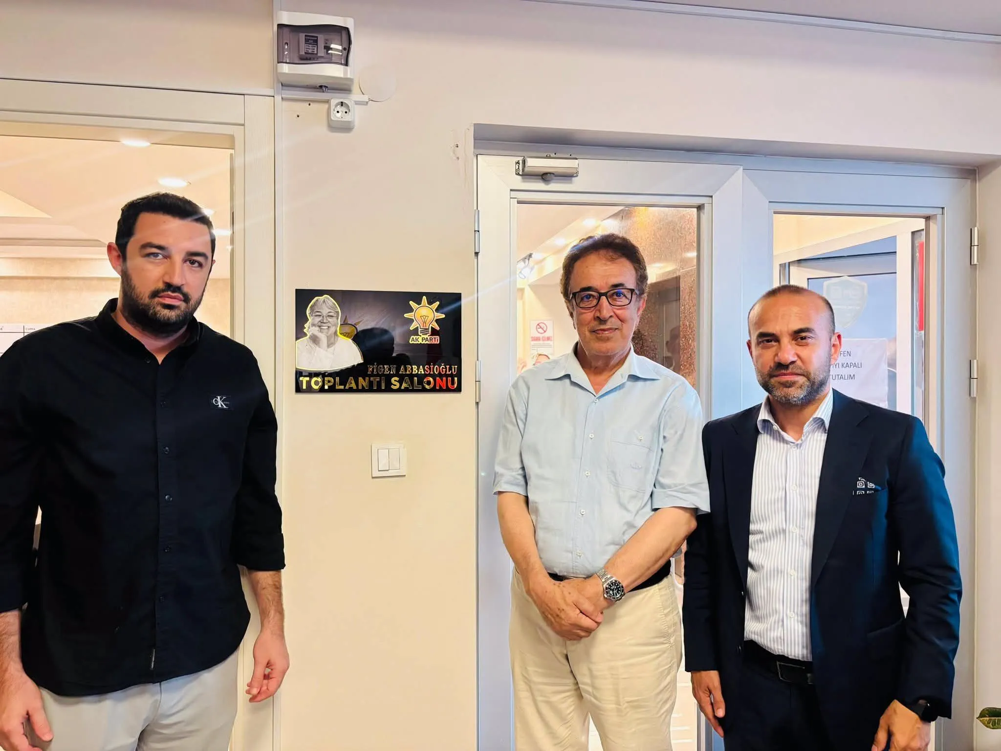 AK Parti Yalova Teşkilatından Vefa Örneği: Merhum Figen Abbasioğlu’nun İsmi Toplantı Salonuna Verildi