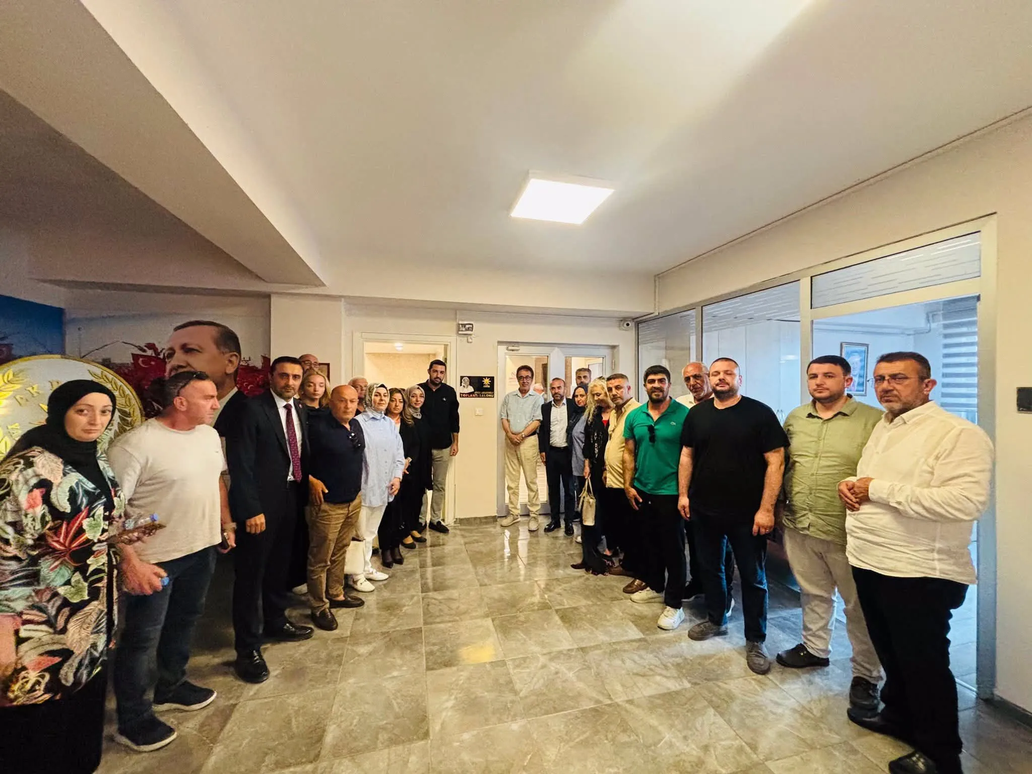 AK Parti Yalova Teşkilatından Vefa Örneği: Merhum Figen Abbasioğlu’nun İsmi Toplantı Salonuna Verildi
