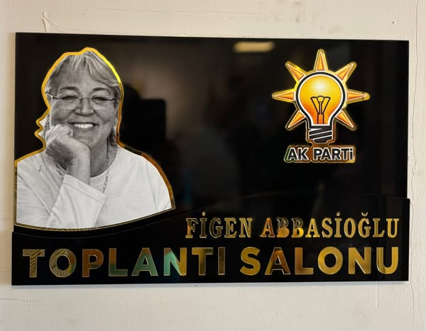 AK Parti Yalova Teşkilatından Vefa Örneği: Merhum Figen Abbasioğlu’nun İsmi Toplantı Salonuna Verildi