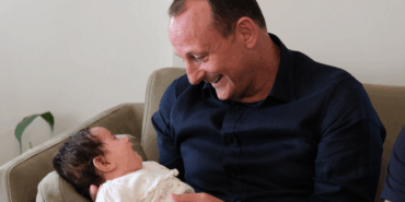 Çiftlikköy Belediyesi’nden Yeni Doğanlara Sıcak Karşılama: “Hoşgeldin Bebek” Ziyaretleri Sürüyor