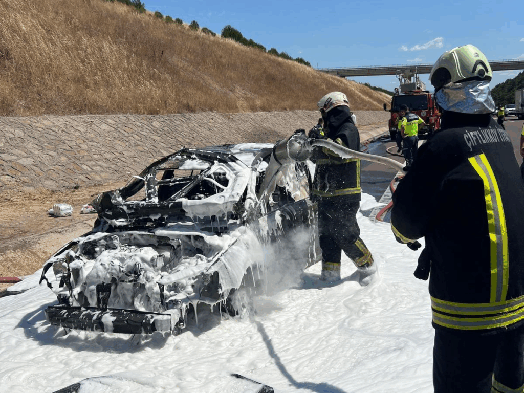 Çiftlikköy İtfaiyesi’nden Peş Peşe Müdahaleler: Kaza ve Yangına Anında Müdahale