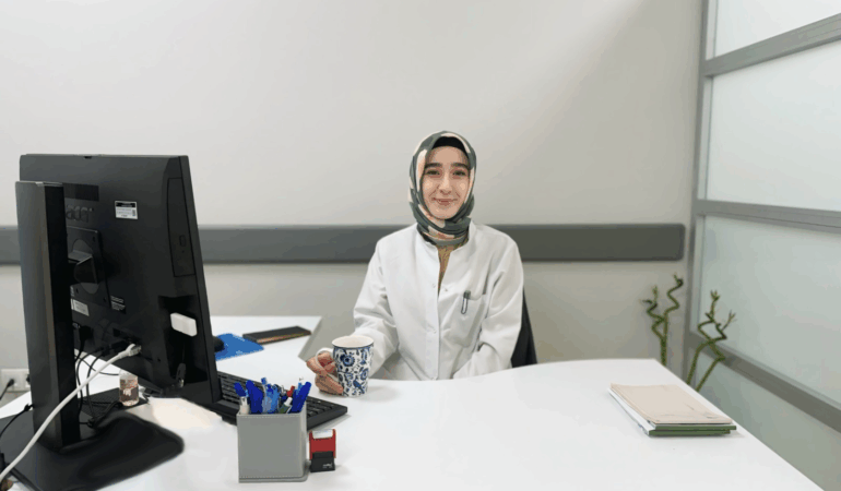 YALOVA’DA SAĞLIK KADROSU GÜÇLENİYOR: DR. AYŞEGÜL GÜNDOĞAN GÖREVE BAŞLADI 1 YALOVA’DA SAĞLIK KADROSU GÜÇLENİYOR: DR. AYŞEGÜL GÜNDOĞAN GÖREVE BAŞLADI