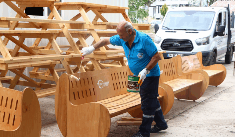 ÇİFTLİKKÖY’DE YENİ KENT MOBİLYALARI ÜRETİLİYOR