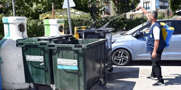 Çöp Konteynerlerine Dezenfeksiyon Çalışması Yapılıyor