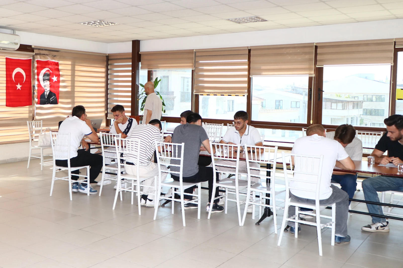 İSTİHDAM OFİSİ İŞ SAHİBİ YAPMAYA DEVAM EDİYOR 5 İSTİHDAM OFİSİ İŞ SAHİBİ YAPMAYA DEVAM EDİYOR
