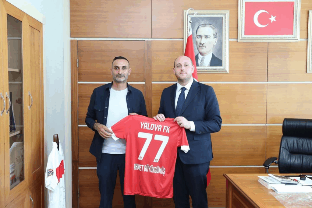 Yalova FK Başkanı Yalçın Oruç’tan Ahmet Büyükgümüş’e Ziyaret: Yeni Sezon Forması Takdim Edildi