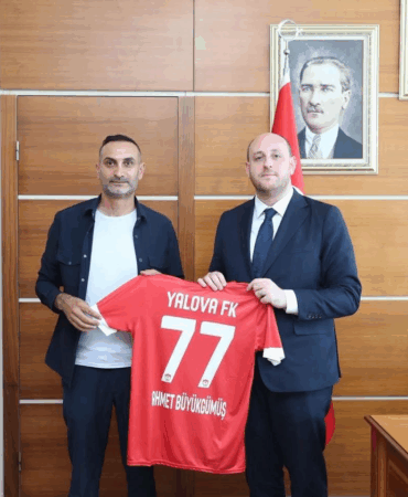 Yalova FK Başkanı Yalçın Oruç’tan Ahmet Büyükgümüş’e Ziyaret: Yeni Sezon Forması Takdim Edildi