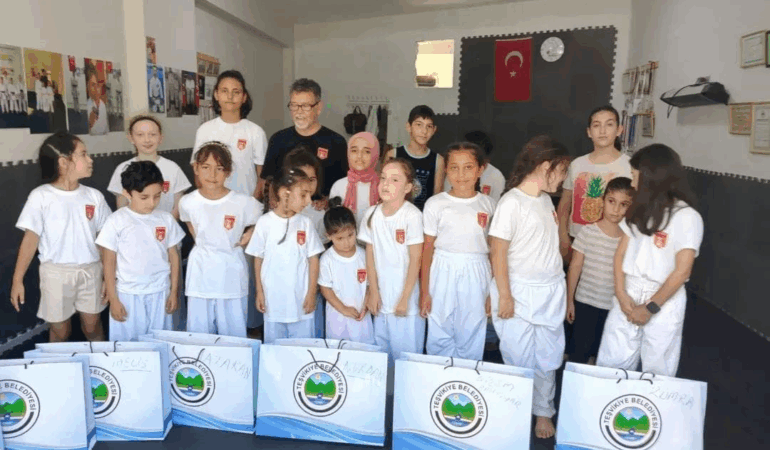 Başkan Nurten’den Şampiyon Karatecilere Ödül 1 Başkan Nurten’den Şampiyon Karatecilere Ödül