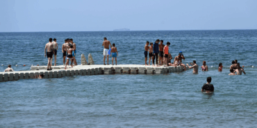 YALOVA’DA AKASYA PLAJI’NDA BOĞULMA TEHLİKESİ: 8 YAŞINDAKİ ÇOCUK HAYATİ TEHLİKEDE