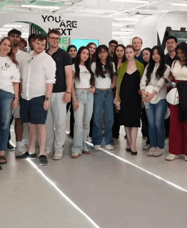 AKKÖK HOLDİNG, LONDON BUSINESS SCHOOL HEYETİNİ TÜRKİYE’DE AĞIRLADI AKSA AKRİLİK TESİSLERİ ULUSLARARASI AKADEMİK HEYETE KAPILARINI AÇTI