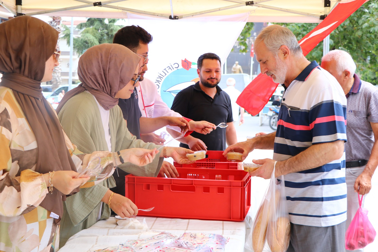 AŞURELER VALİ KAYA VE BAŞKAN YELE'DEN