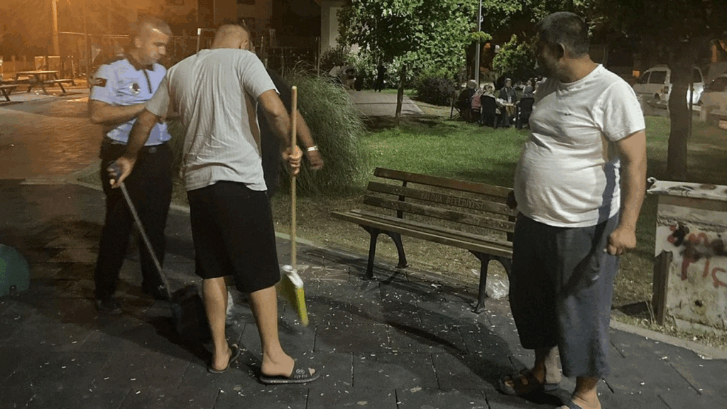 YALOVA'DA PARKI KİRLETENLERE ANINDA MÜDAHALE: ÇEVREYİ TEMİZLETTİLER