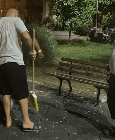 YALOVA'DA PARKI KİRLETENLERE ANINDA MÜDAHALE: ÇEVREYİ TEMİZLETTİLER