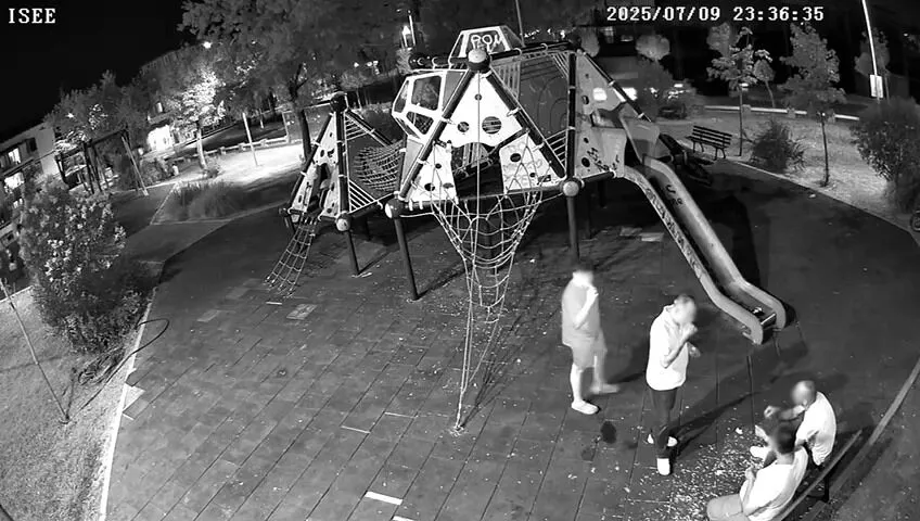 YALOVA'DA PARKI KİRLETENLERE ANINDA MÜDAHALE: ÇEVREYİ TEMİZLETTİLER