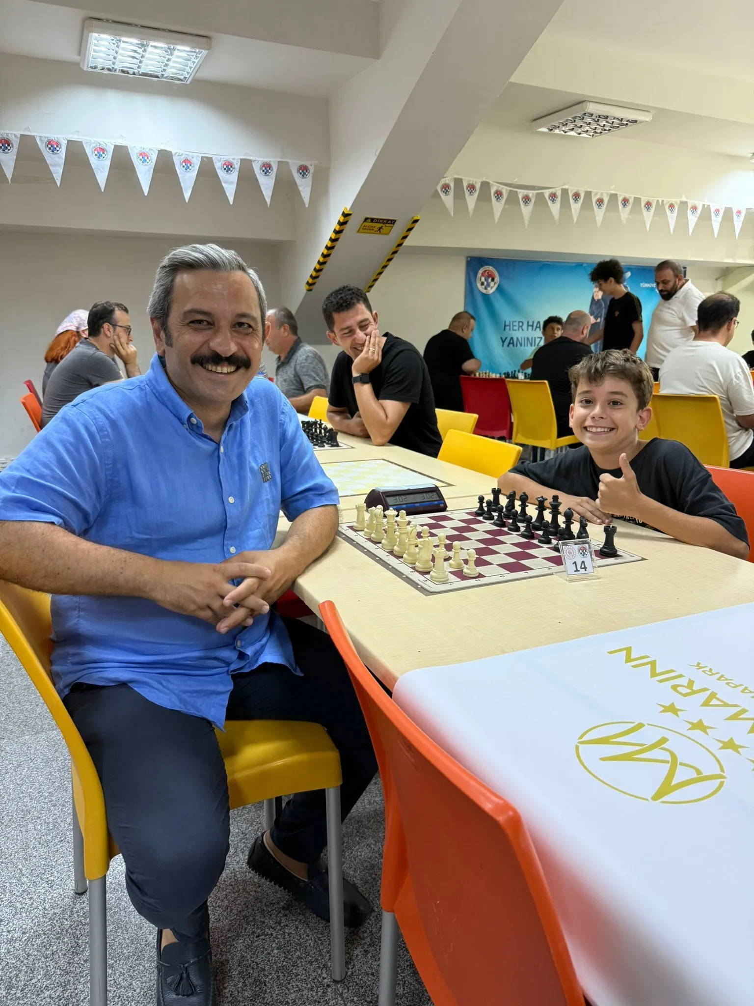 Yalova’da Satranç Coşkusu: Başkan Kendir, Oğluyla Hamle Yaptı 4 Yalova’da Satranç Coşkusu: Başkan Kendir, Oğluyla Hamle Yaptı
