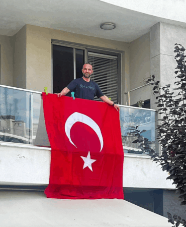 AK Parti Yalova İl Başkanı Umut Güçlü: "Bayrağımız Birliğimizin ve Teröre Karşı Kararlılığımızın Simgesidir"