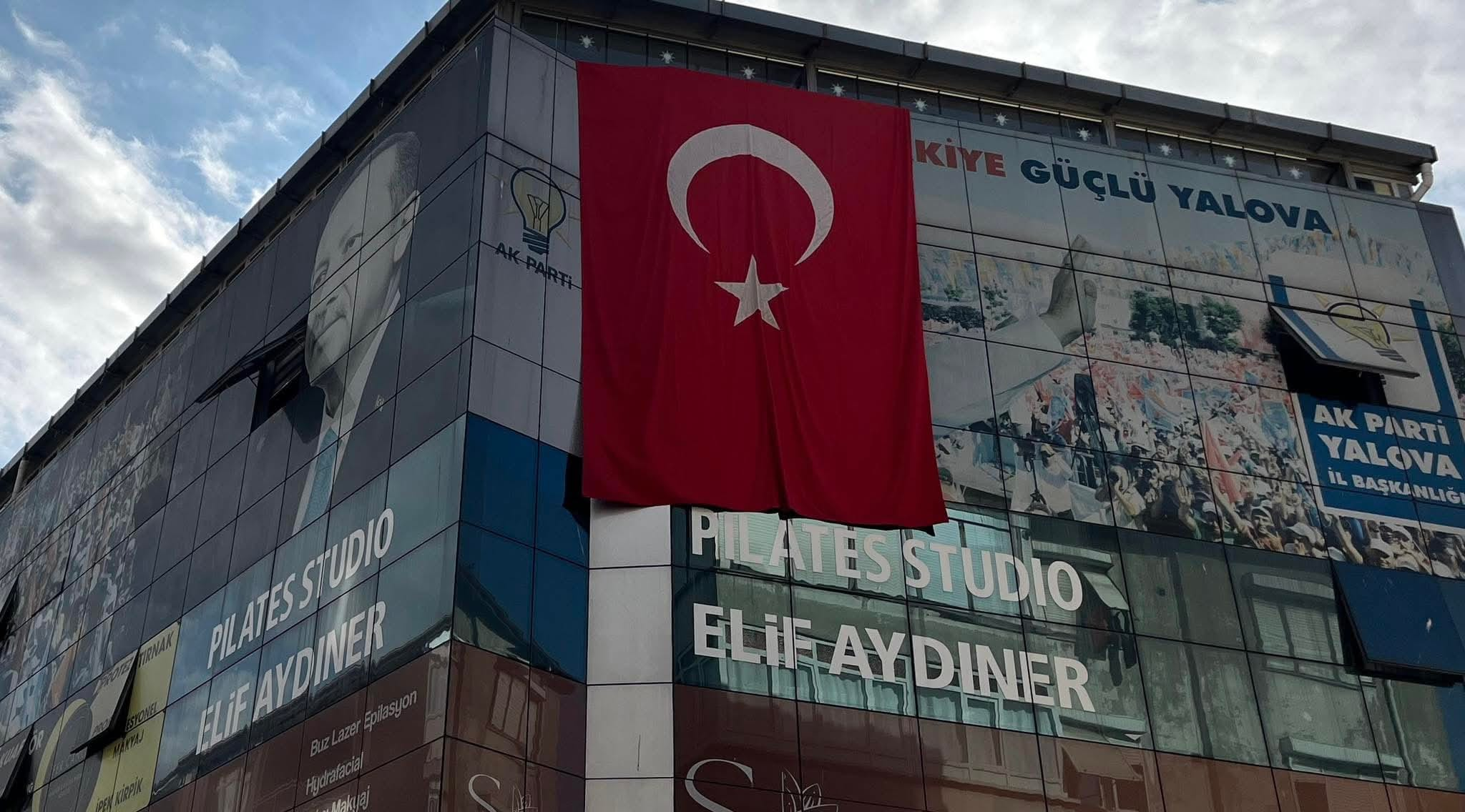 AK Parti Yalova İl Başkanı Umut Güçlü: "Bayrağımız Birliğimizin ve Teröre Karşı Kararlılığımızın Simgesidir"
