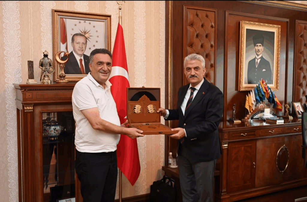 Türkiye’nin ve Dünyanın İlk “Akıllı İnek” Projesi Gümüşhaneli İş İnsanı Cemil Tanguroğlu’ndan