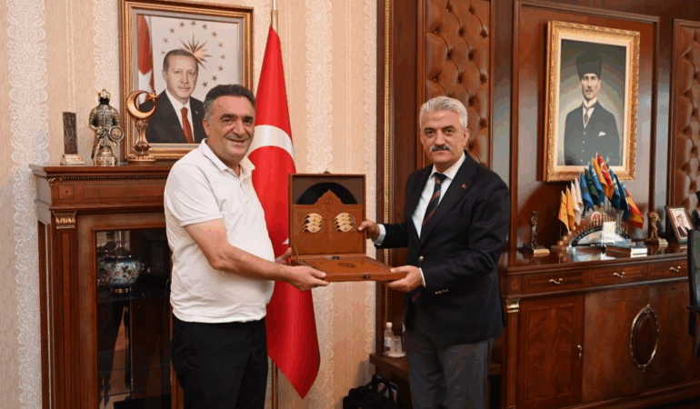 Türkiye’nin ve Dünyanın İlk “Akıllı İnek” Projesi Gümüşhaneli İş İnsanı Cemil Tanguroğlu’ndan 1 Türkiye’nin ve Dünyanın İlk “Akıllı İnek” Projesi Gümüşhaneli İş İnsanı Cemil Tanguroğlu’ndan