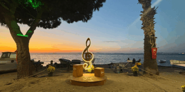 ÇİFTLİKKÖY'DE GENÇ MÜZİSYENLERE AÇIK SAHNE