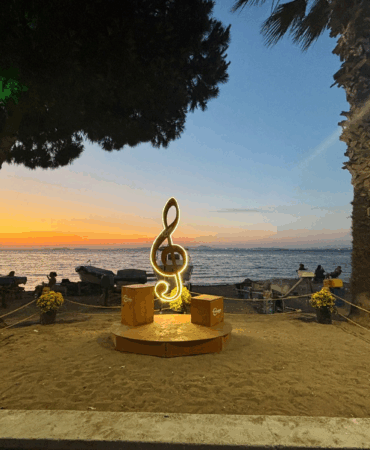 ÇİFTLİKKÖY'DE GENÇ MÜZİSYENLERE AÇIK SAHNE