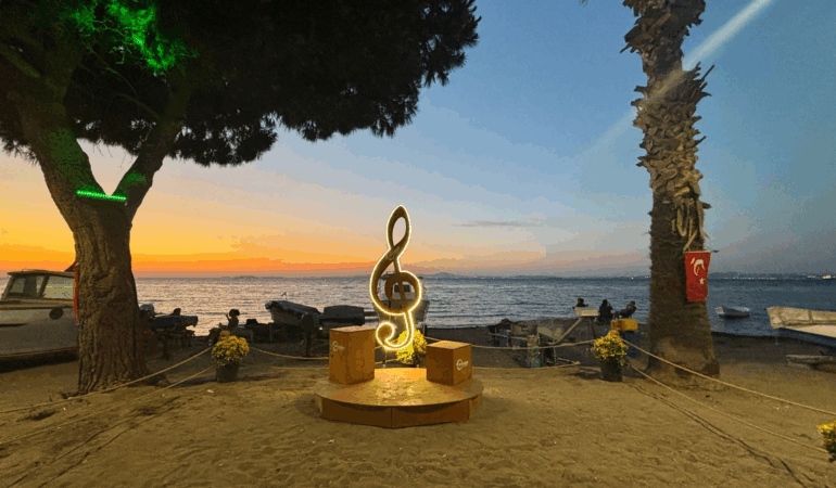 ÇİFTLİKKÖY'DE GENÇ MÜZİSYENLERE AÇIK SAHNE