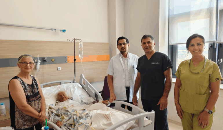 Yalova Eğitim ve Araştırma Hastanesi’nde İnsan Odaklı Sağlık Hizmeti: Başhekim Ergenç ve Ortopedi Ekibinden Anlamlı Ziyaret 6 Yalova Eğitim ve Araştırma Hastanesi’nde İnsan Odaklı Sağlık Hizmeti: Başhekim Ergenç ve Ortopedi Ekibinden Anlamlı Ziyaret