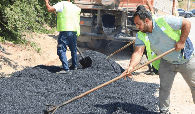 ŞEHİR MERKEZİNDE YOL BAKIM ÇALIŞMALARI DEVAM EDİYOR