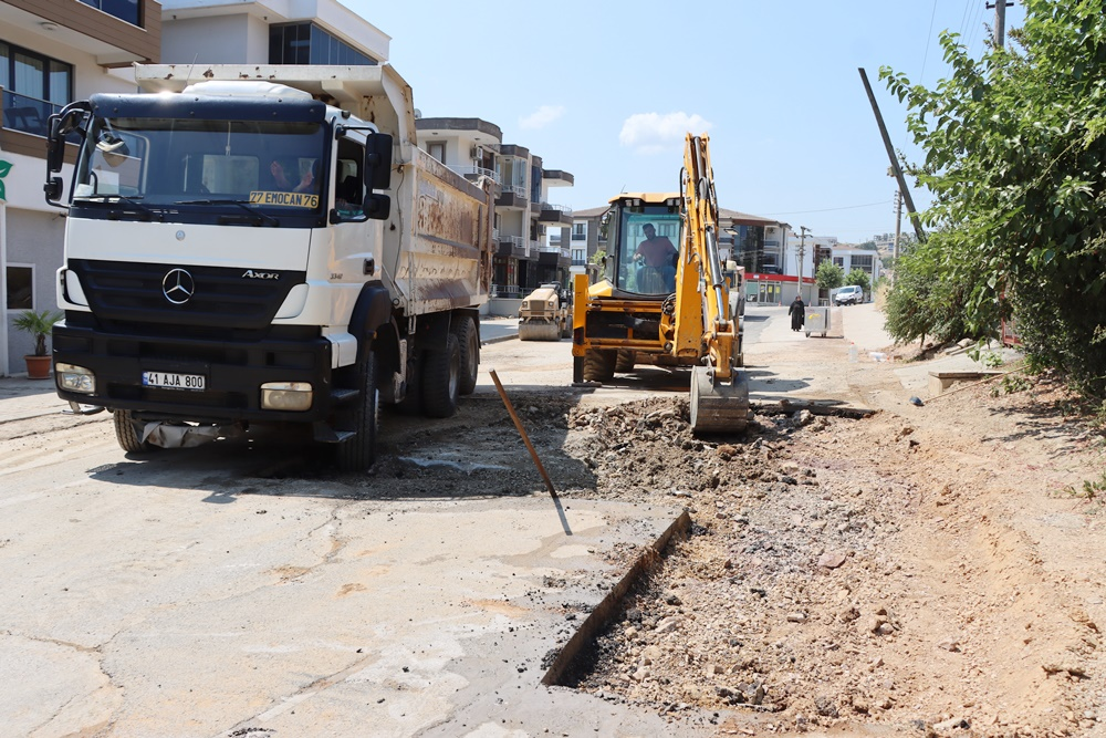 ŞEHİR MERKEZİNDE YOL BAKIM ÇALIŞMALARI DEVAM EDİYOR