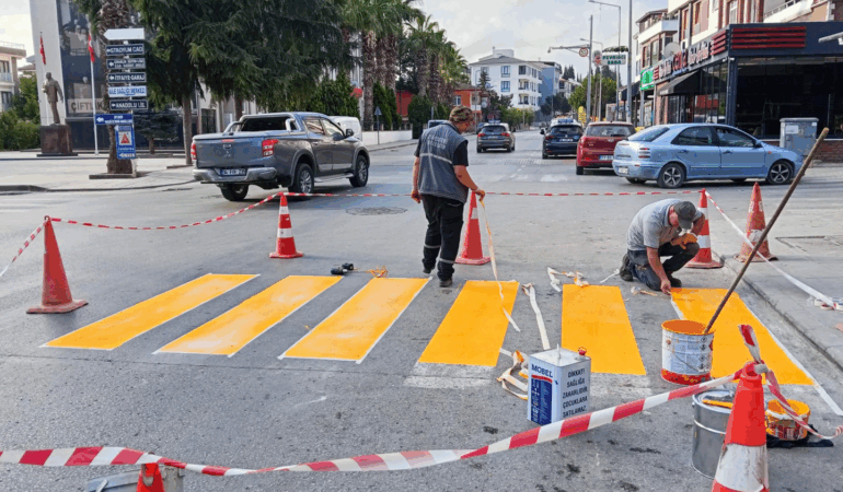 ÇİFTLİKKÖY'DE YAYA GEÇİTLERİ YENİLENİYOR