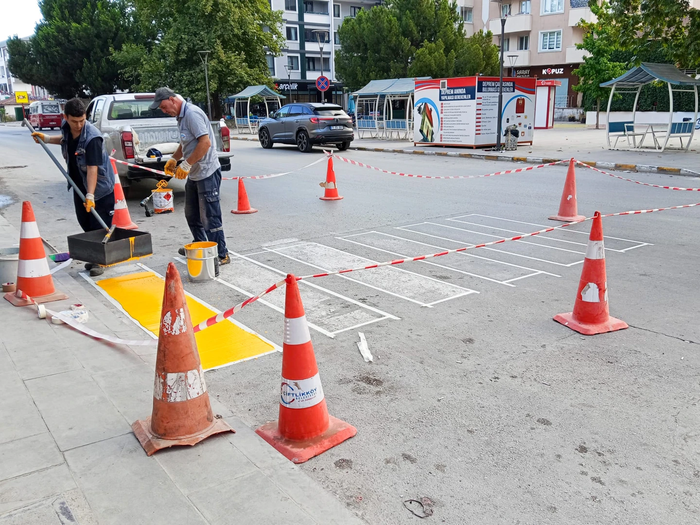 ÇİFTLİKKÖY'DE YAYA GEÇİTLERİ YENİLENİYOR