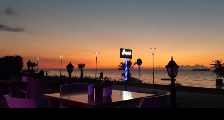 Segah Cafe, Çiftlikköy Sahilinde Müzik ve Lezzeti Buluşturuyor