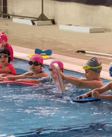 YALOVA BELEDİYESİ YAZ SPOR OKULLARIN'DA ÇOCUKLAR YÜZME ÖĞRENİRKEN EĞLENİYOR