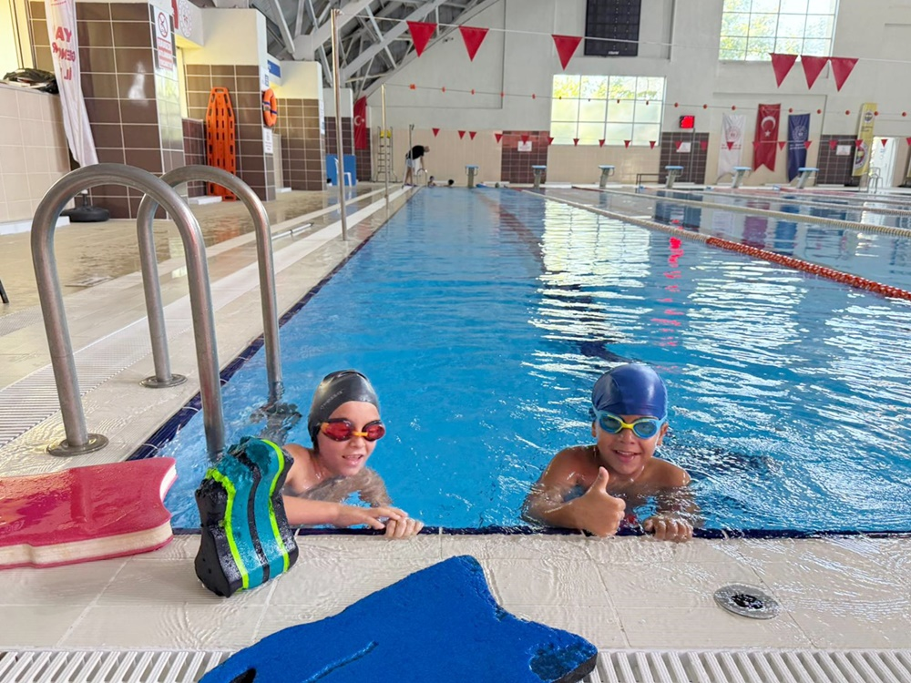 YALOVA BELEDİYESİ YAZ SPOR OKULLARIN'DA ÇOCUKLAR YÜZME ÖĞRENİRKEN EĞLENİYOR