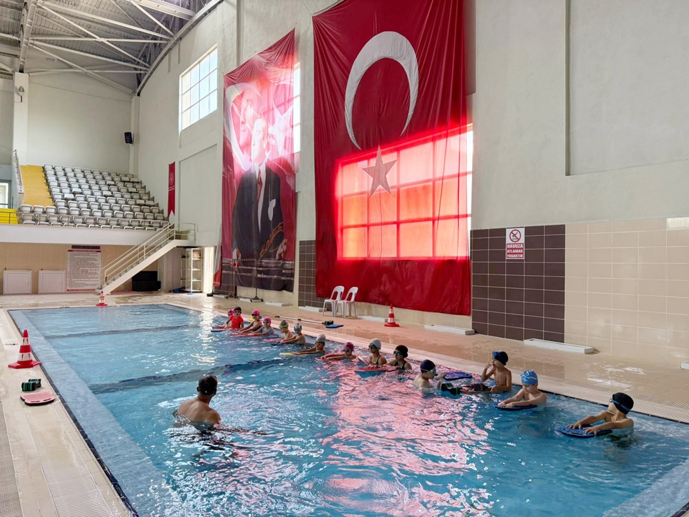 YALOVA BELEDİYESİ YAZ SPOR OKULLARIN'DA ÇOCUKLAR YÜZME ÖĞRENİRKEN EĞLENİYOR