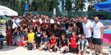 ÇİFTLİKKÖY’ÜN YILDIZLARI ÇİFTE ŞAMPİYONLUĞU HAVUZDA KUTLADI