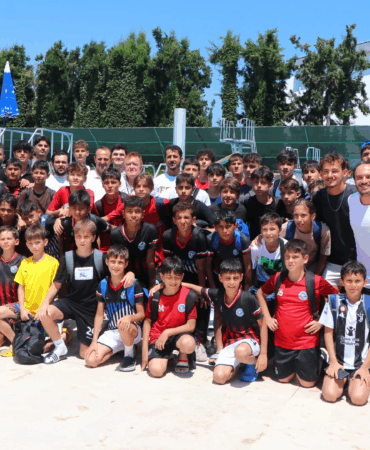 ÇİFTLİKKÖY’ÜN YILDIZLARI ÇİFTE ŞAMPİYONLUĞU HAVUZDA KUTLADI