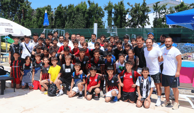 ÇİFTLİKKÖY’ÜN YILDIZLARI ÇİFTE ŞAMPİYONLUĞU HAVUZDA KUTLADI