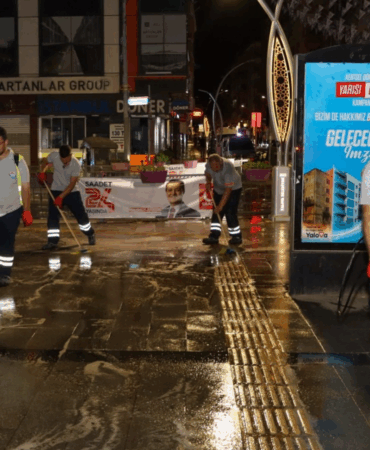 MERKEZ CADDELERE KAPSAMLI TEMİZLİK ÇALIŞMASI