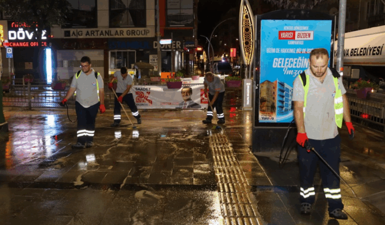 MERKEZ CADDELERE KAPSAMLI TEMİZLİK ÇALIŞMASI