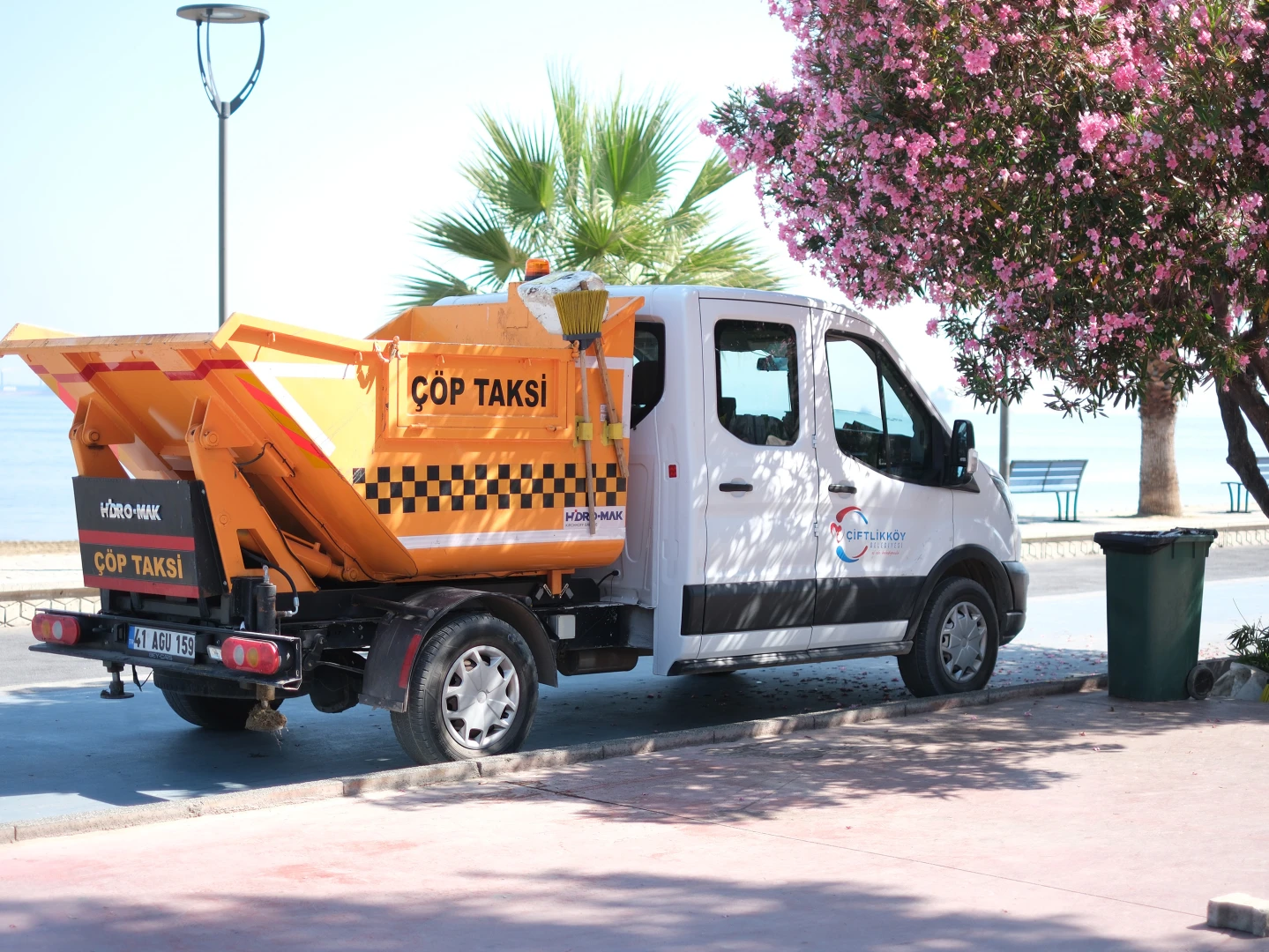 ÇİFTLİKKÖY’DE ÇÖP TAKSİDEN ANLIK MÜDAHALE