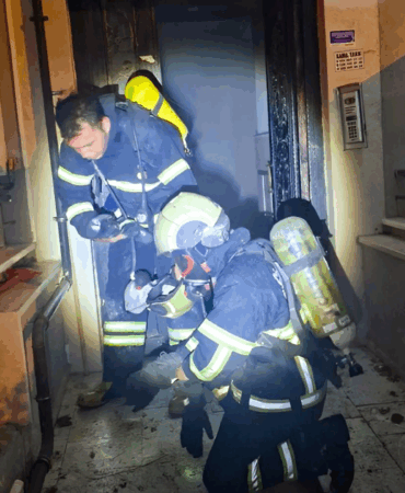 ÇİFTLİKKÖY İTFAİYESİ’NDEN BİNA YANGININA KRİTİK MÜDAHALE