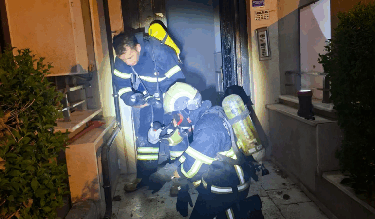 ÇİFTLİKKÖY İTFAİYESİ’NDEN BİNA YANGININA KRİTİK MÜDAHALE