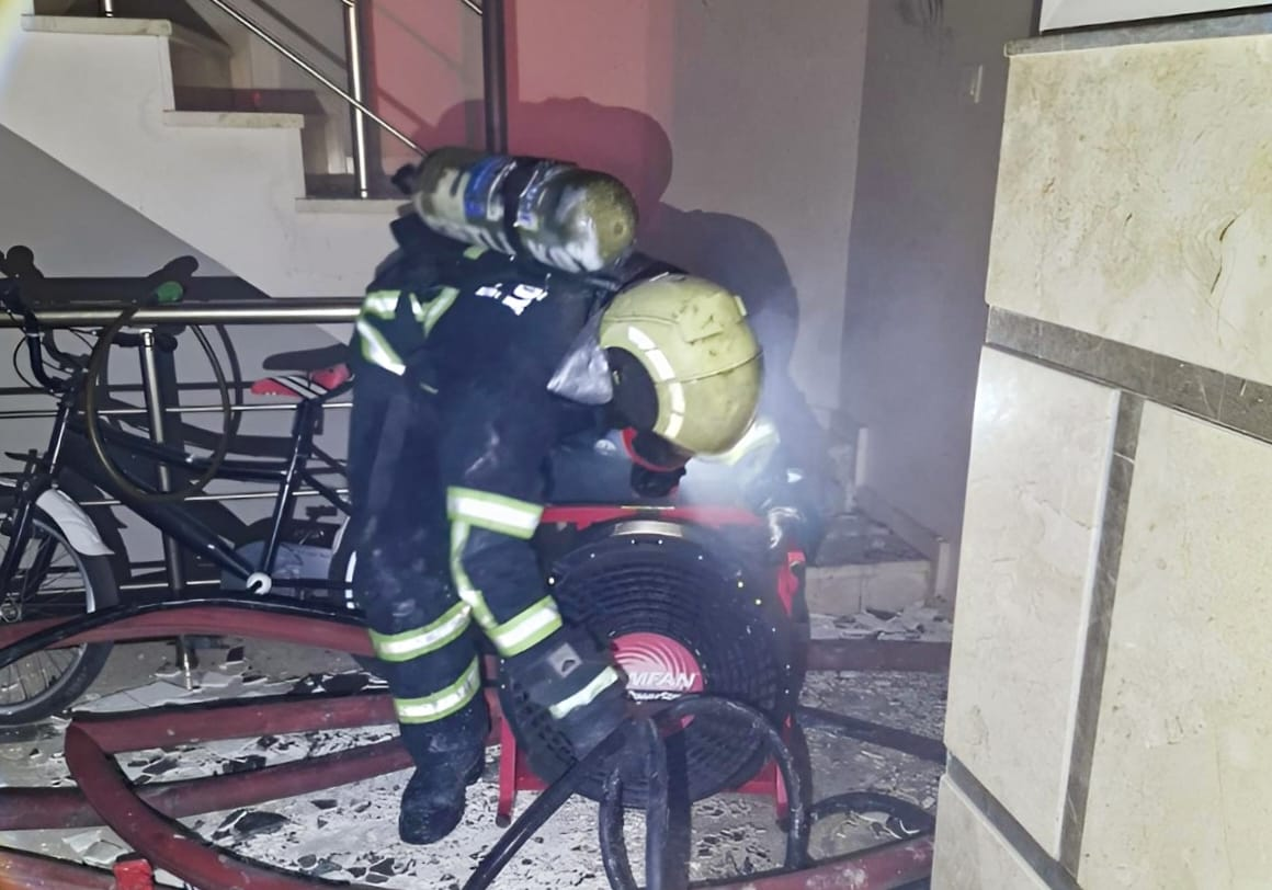 ÇİFTLİKKÖY İTFAİYESİ’NDEN BİNA YANGININA KRİTİK MÜDAHALE
