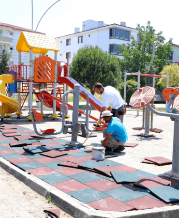 ÇİFTLİKKÖY’DE OYUN PARKLARINA ÖZENLİ DOKUNUŞLAR