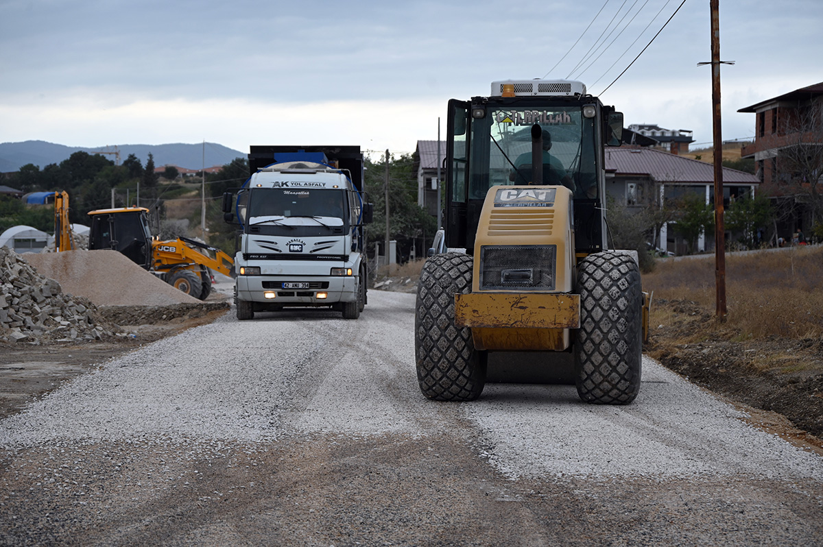 BAŞKAN GÜREL YOL ÇALIŞMALARINI YERİNDE İNCELEDİ 5 BAŞKAN GÜREL YOL ÇALIŞMALARINI YERİNDE İNCELEDİ