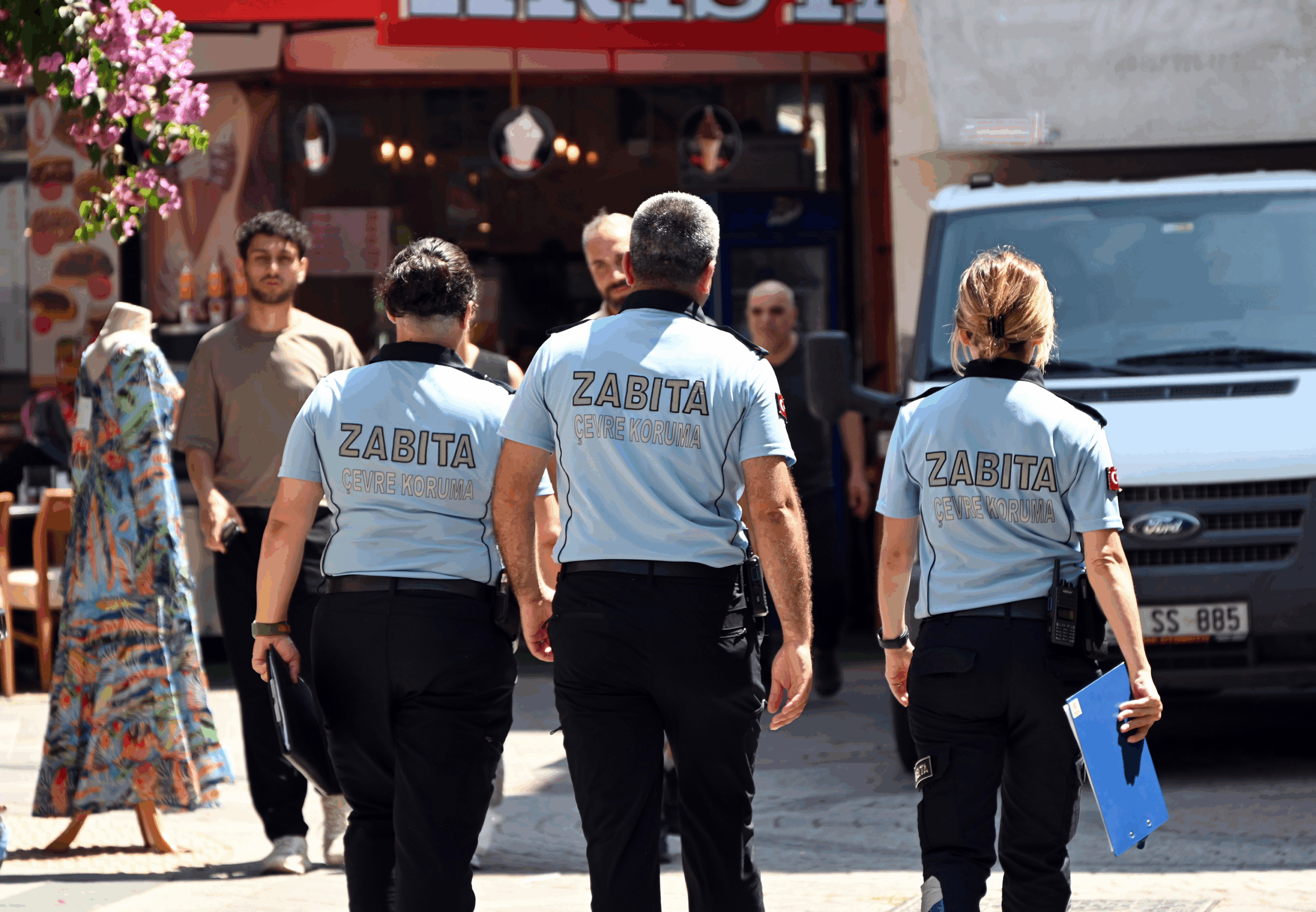 ÇÖP BİDONLARI BOŞ OLMASINA RAĞMEN YERE ATILAN ATIK CEZAYLA SONUÇLANDI 4 ÇÖP BİDONLARI BOŞ OLMASINA RAĞMEN YERE ATILAN ATIK CEZAYLA SONUÇLANDI