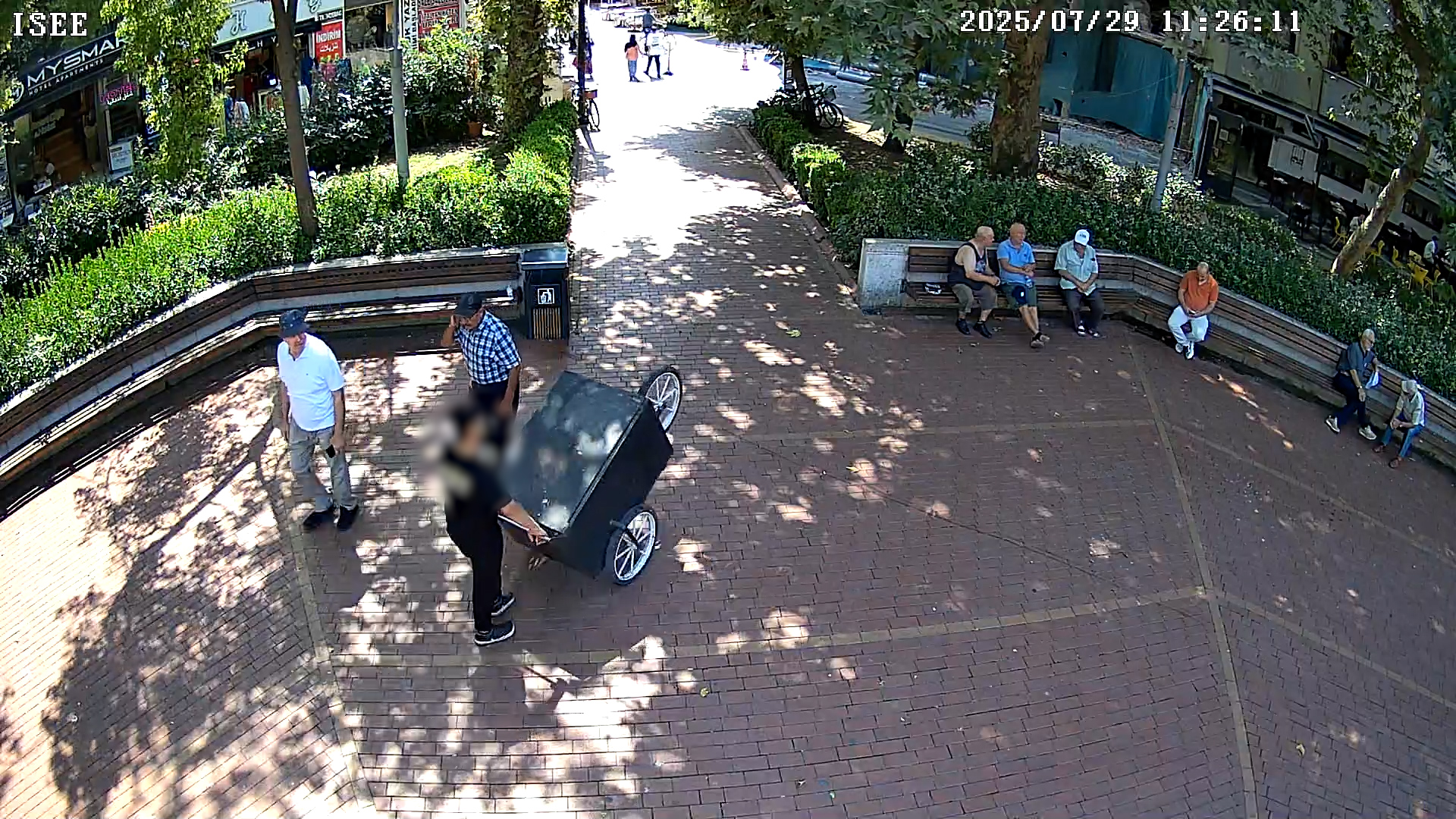 ÇÖP BİDONLARI BOŞ OLMASINA RAĞMEN YERE ATILAN ATIK CEZAYLA SONUÇLANDI 5 ÇÖP BİDONLARI BOŞ OLMASINA RAĞMEN YERE ATILAN ATIK CEZAYLA SONUÇLANDI