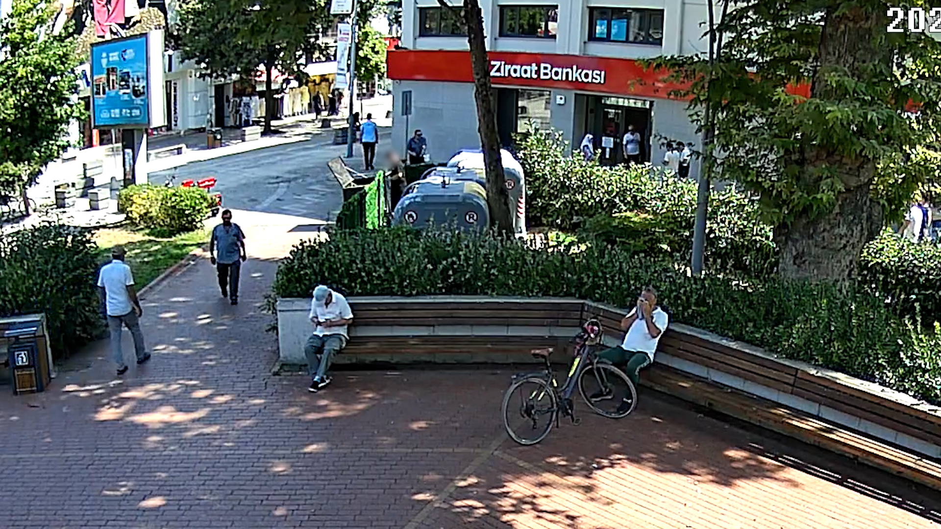 ÇÖP BİDONLARI BOŞ OLMASINA RAĞMEN YERE ATILAN ATIK CEZAYLA SONUÇLANDI 6 ÇÖP BİDONLARI BOŞ OLMASINA RAĞMEN YERE ATILAN ATIK CEZAYLA SONUÇLANDI