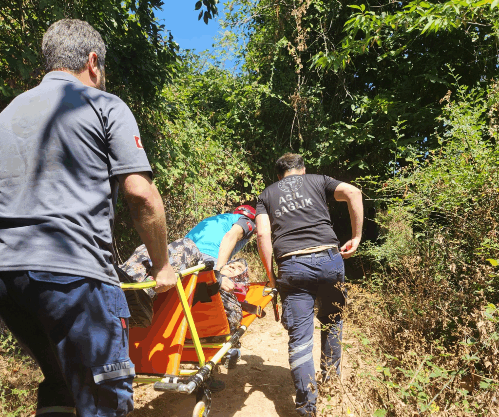Gökçedere Barajı Mevkiinde Yaşlı Vatandaşın Tahliyesi: Ekipler Zorlu Araziye Rağmen Müdahale Etti